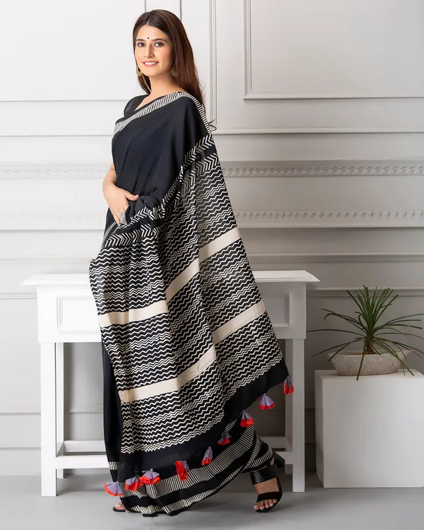 Linear_Black_Cotton_Linear_Hblock_Print_Mulmul_Saree_For_Women